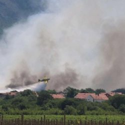 Veliki požari u Hercegovini: Požar iz Hrvatske proširio se u BiH, spašavaju se kuće